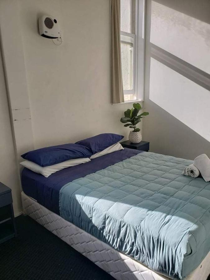 Hostel Nomads Capital Backpackers - Wellington (Adults Only) Exterior foto A bed with a duvet