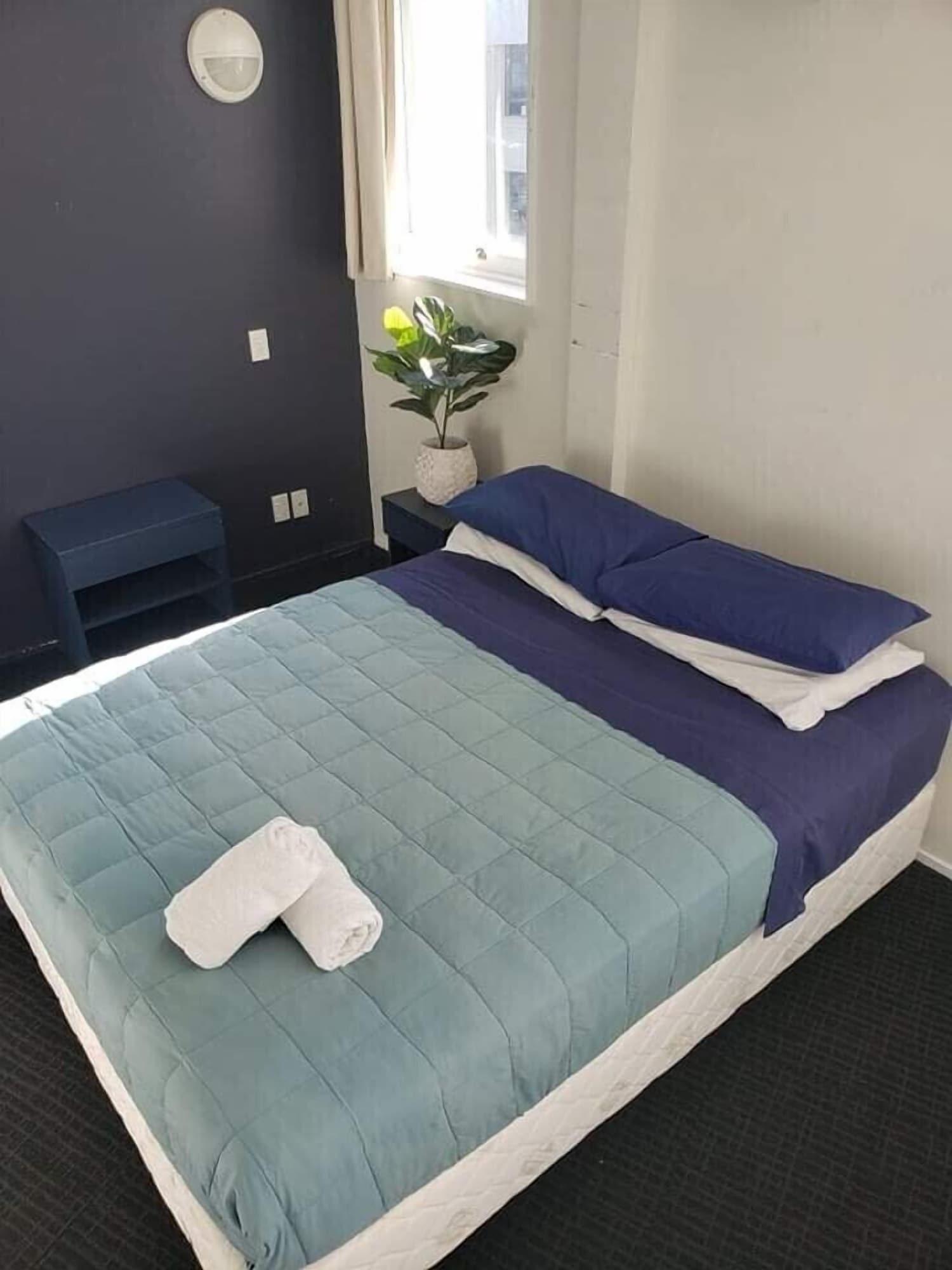 Hostel Nomads Capital Backpackers - Wellington (Adults Only) Exterior foto A bed with a body pillow