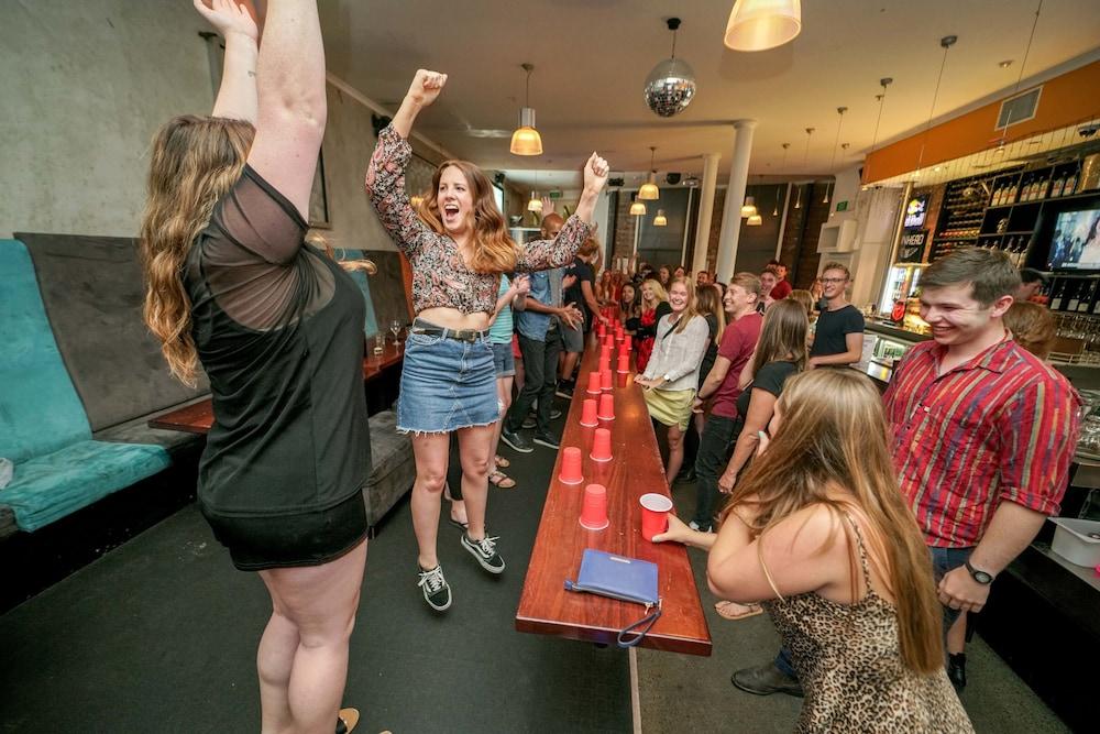 Hostel Nomads Capital Backpackers - Wellington (Adults Only) Exterior foto A game of beer pong