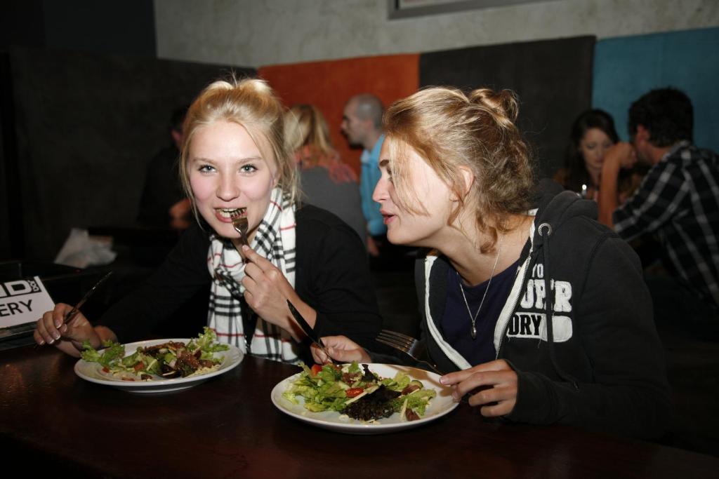 Hostel Nomads Capital Backpackers - Wellington (Adults Only) Exterior foto Two women eating at a restaurant