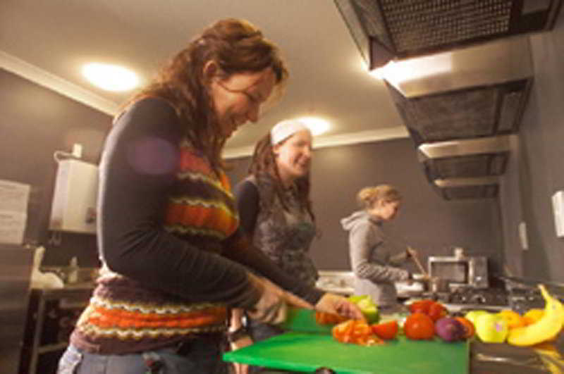 Hostel Nomads Capital Backpackers - Wellington (Adults Only) Exterior foto Volunteers preparing food at the hostel