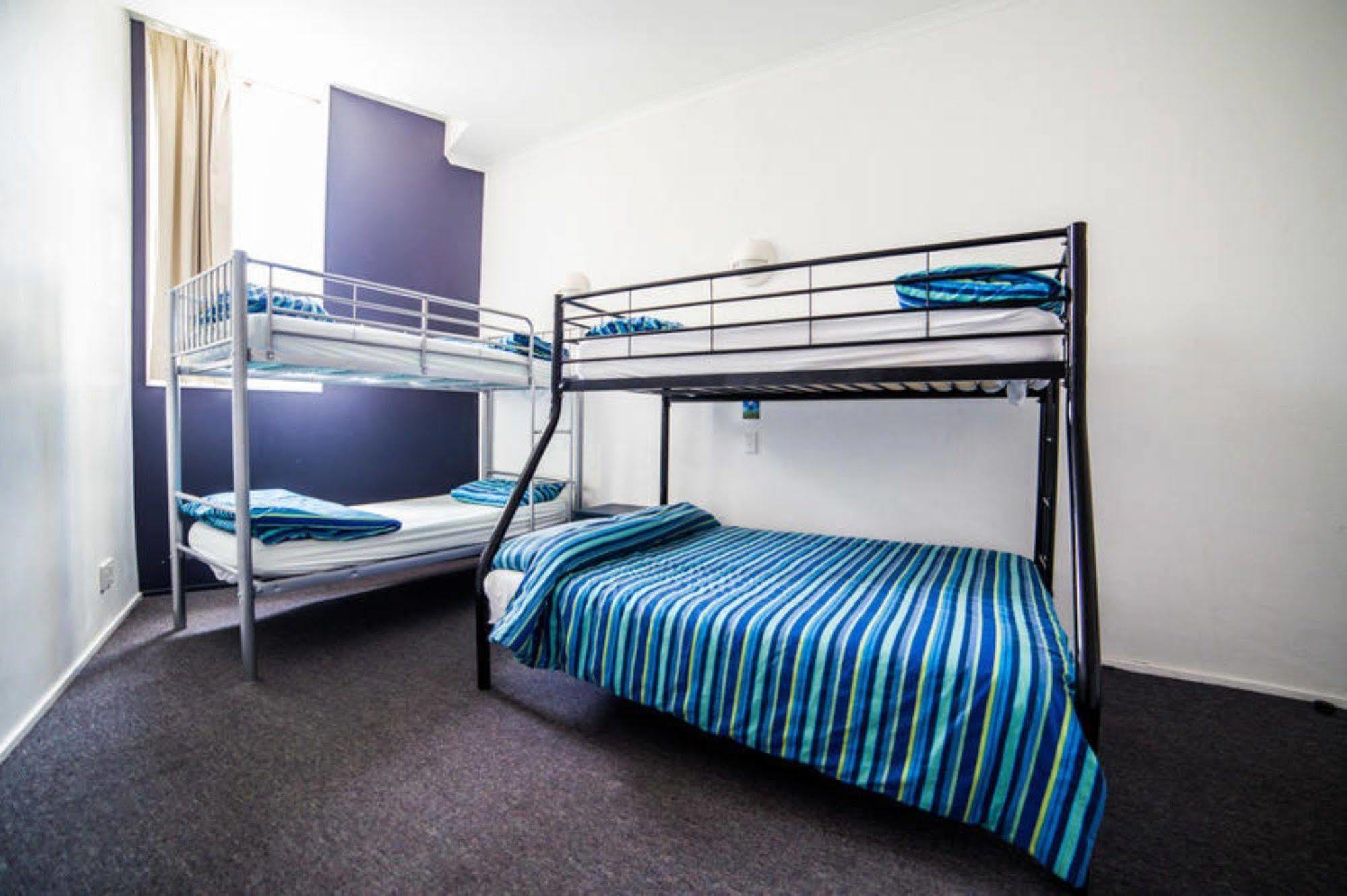 Hostel Nomads Capital Backpackers - Wellington (Adults Only) Exterior foto A typical room at a backpacker hostel in Australia