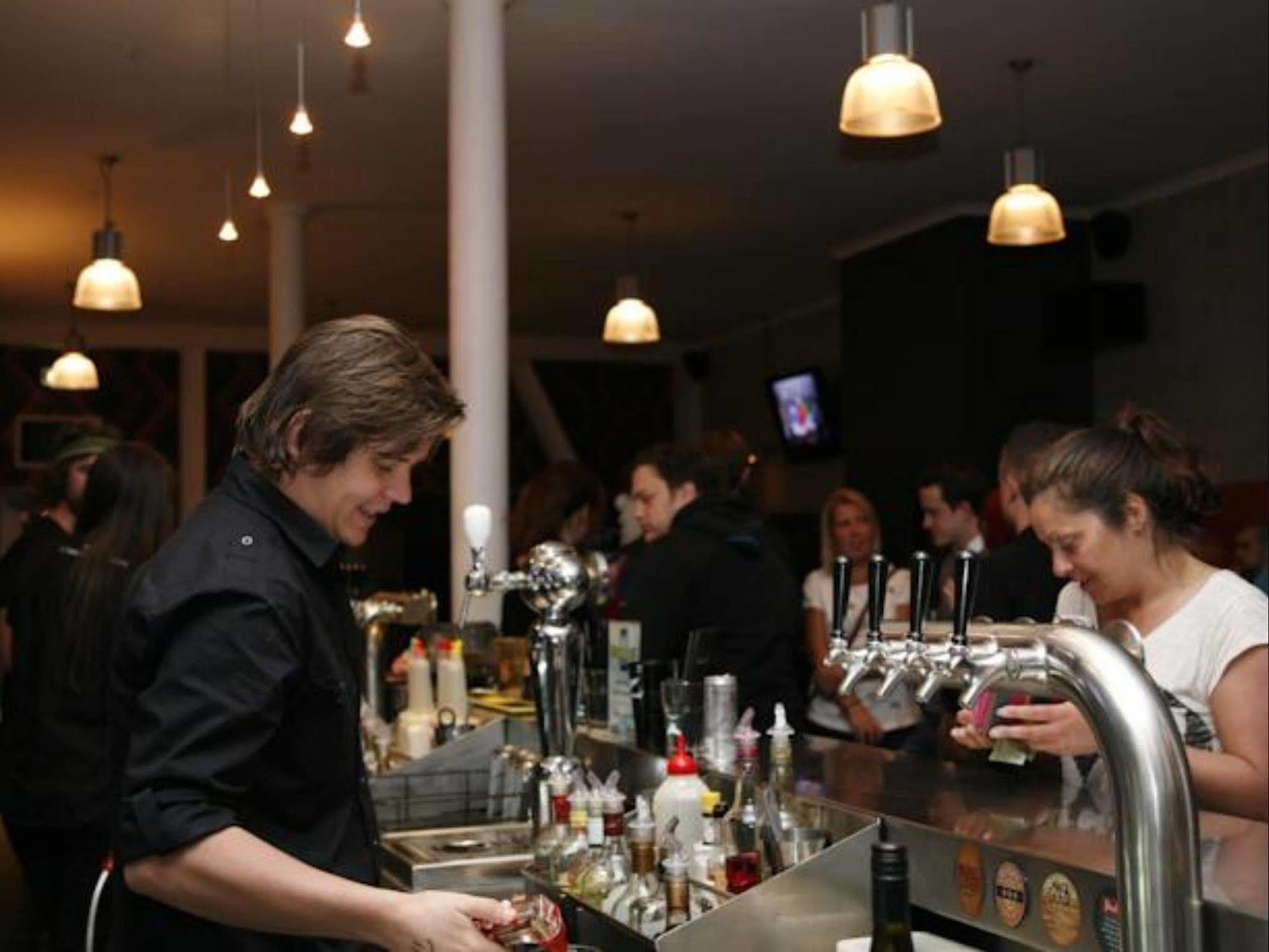Hostel Nomads Capital Backpackers - Wellington (Adults Only) Exterior foto A bartender at work