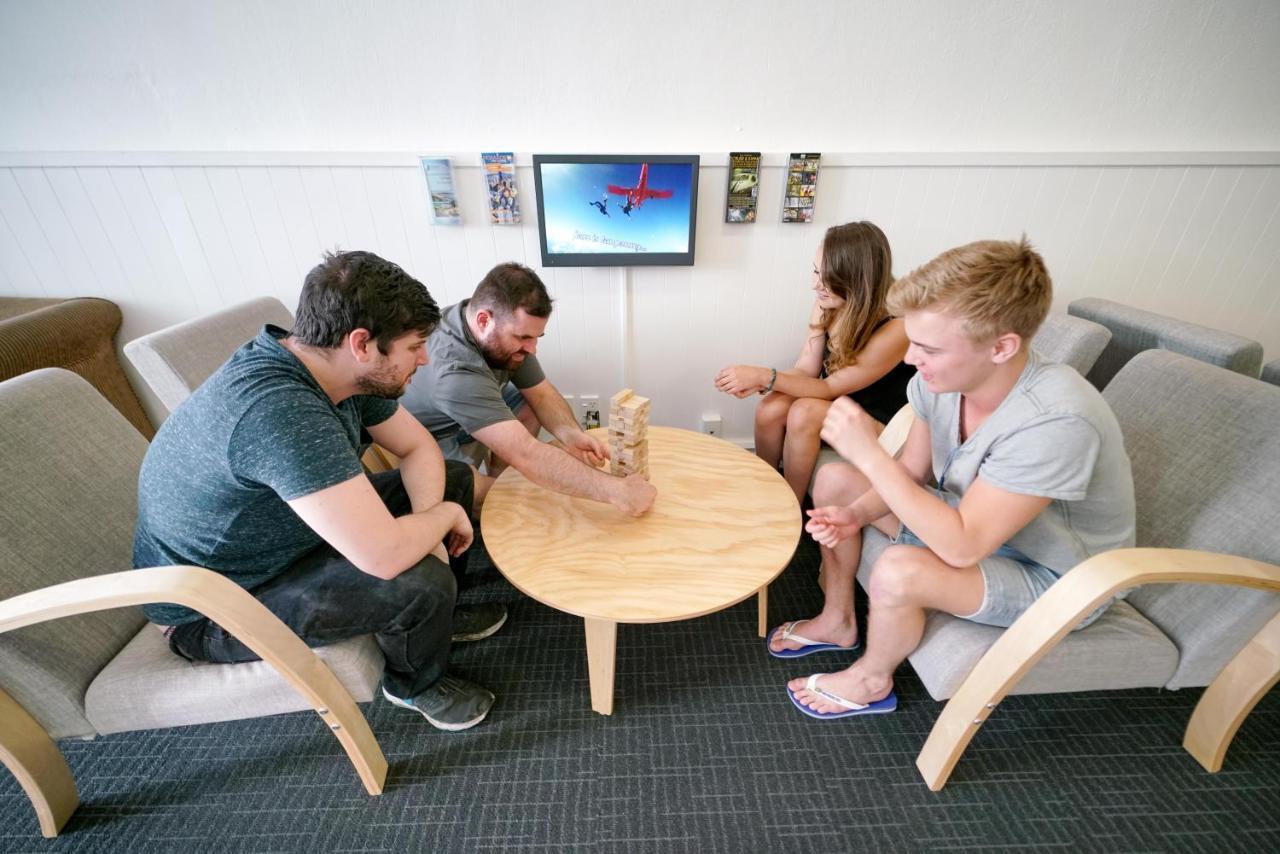 Hostel Nomads Capital Backpackers - Wellington (Adults Only) Exterior foto Students in the common room