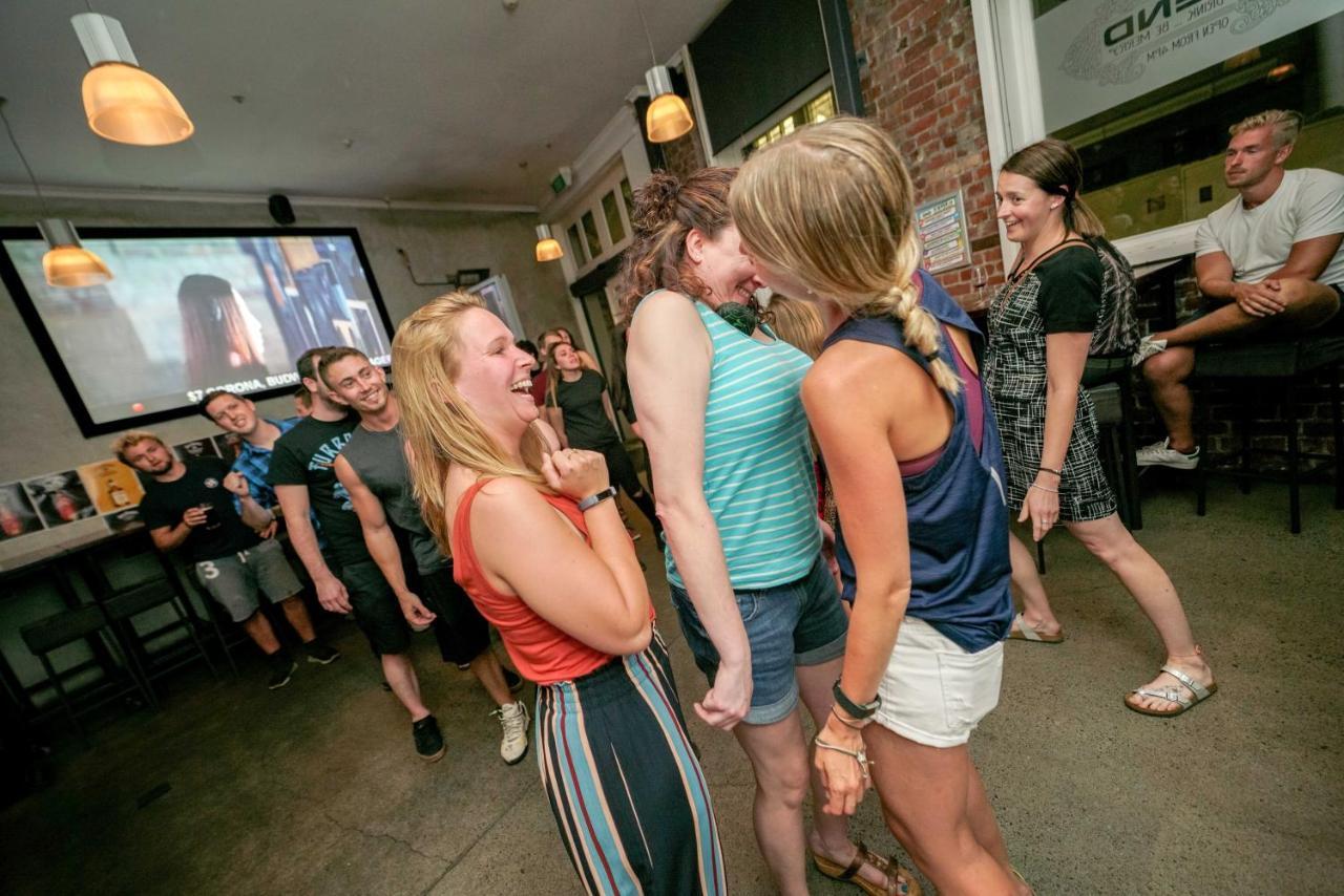 Hostel Nomads Capital Backpackers - Wellington (Adults Only) Exterior foto Two women dancing